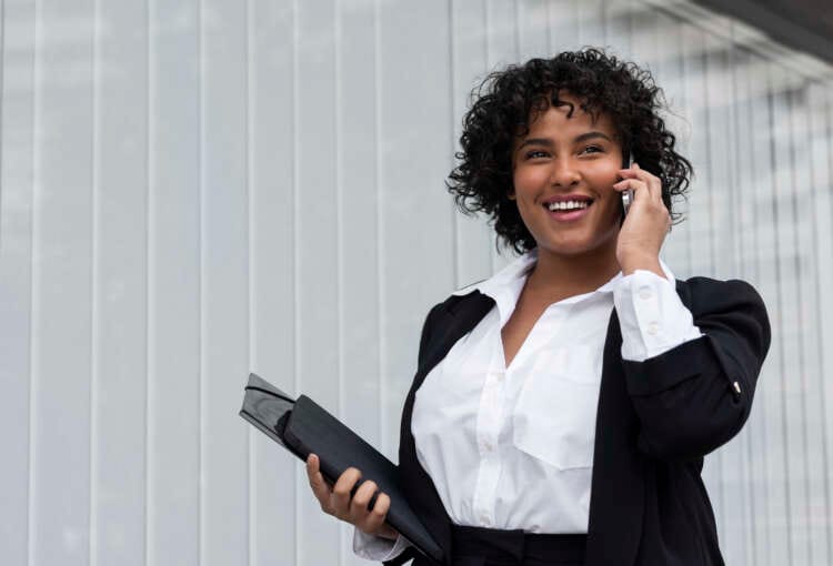 femme-d-affaires-parlant-au-telephone-vue-laterale