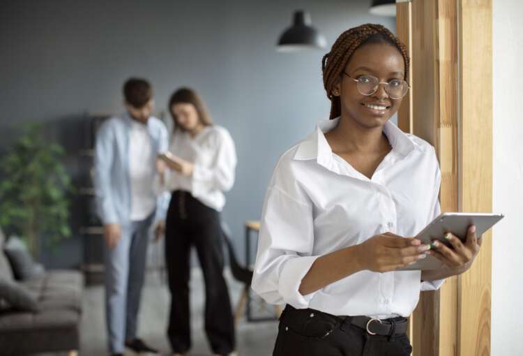 portrait-de-femme-travaillant-dans-une-entreprise-en-demarrage