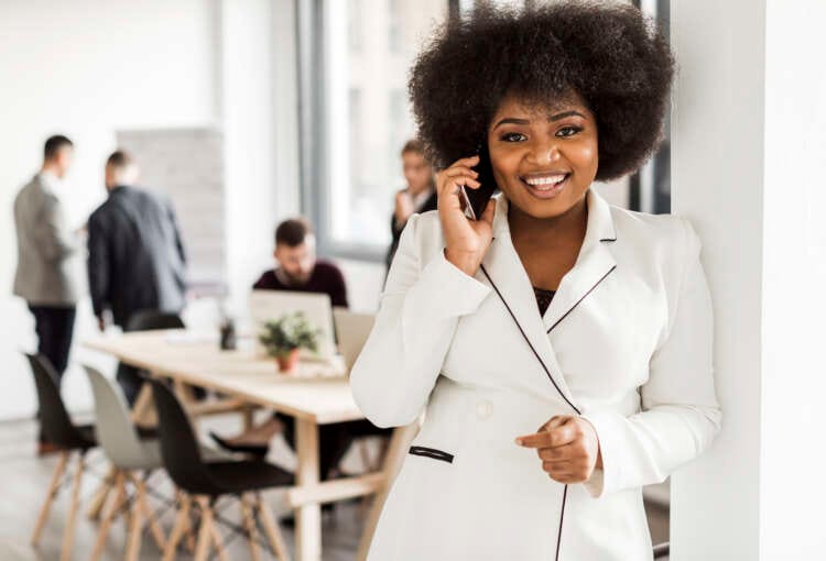 vue-frontale-de-femme-affaires-conversation-telephone