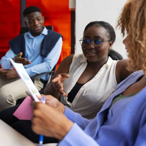 personnes-au-bureau-pendant-une-journee-de-travail (3)